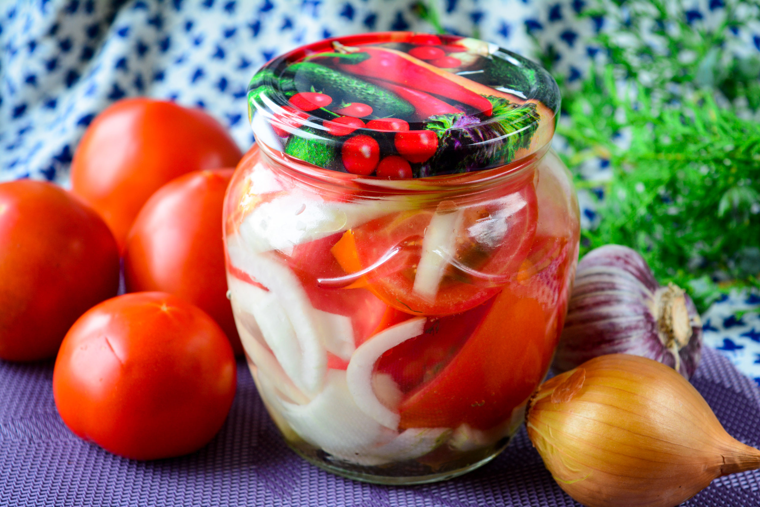Маринованные помидоры пикантные с луком